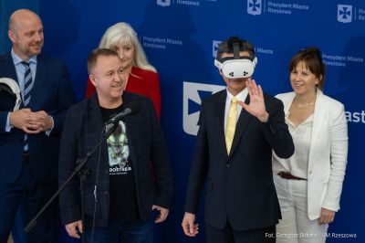 zdjęcie z konferencji prasowej z udziałem Jeffa Y. J. Liu, szefa Przedstawicielstwa Tajpej w Polsce w Poradni Psychologiczno-Pedagogicznej nr 2 w Rzeszowie, fot. Grzegorz Bukała, Urząd Miasta Rzeszowa